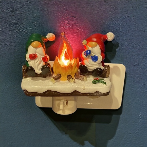 LAST ONE Gnomes By Campfire Nightlight - Picture 4 of 9